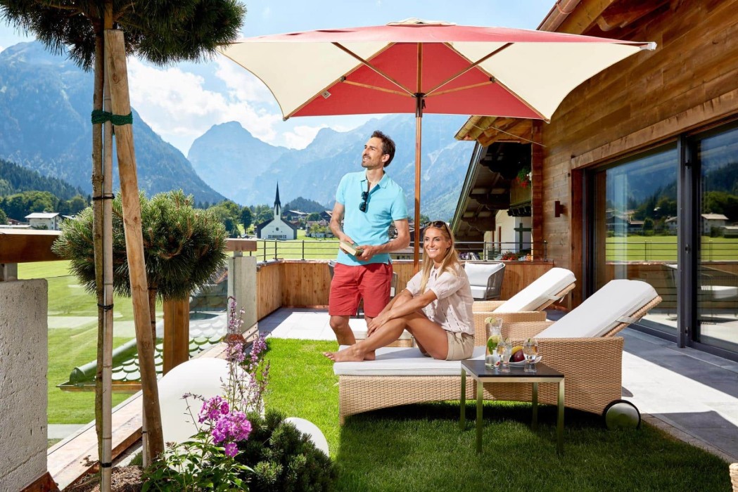 Alpine-Wellnesshotel-Karwendel_terrasse_soleil_été_2