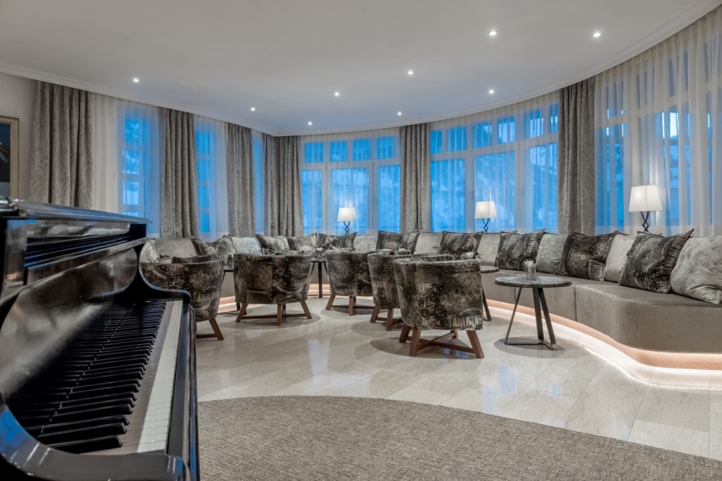 Salon avec piano à l'hôtel