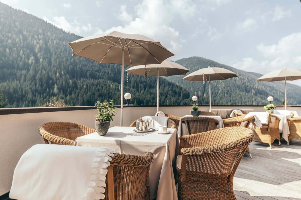 Hotel-Engel-gourmet-&-spa_Terrasse_été_vue_montagnes