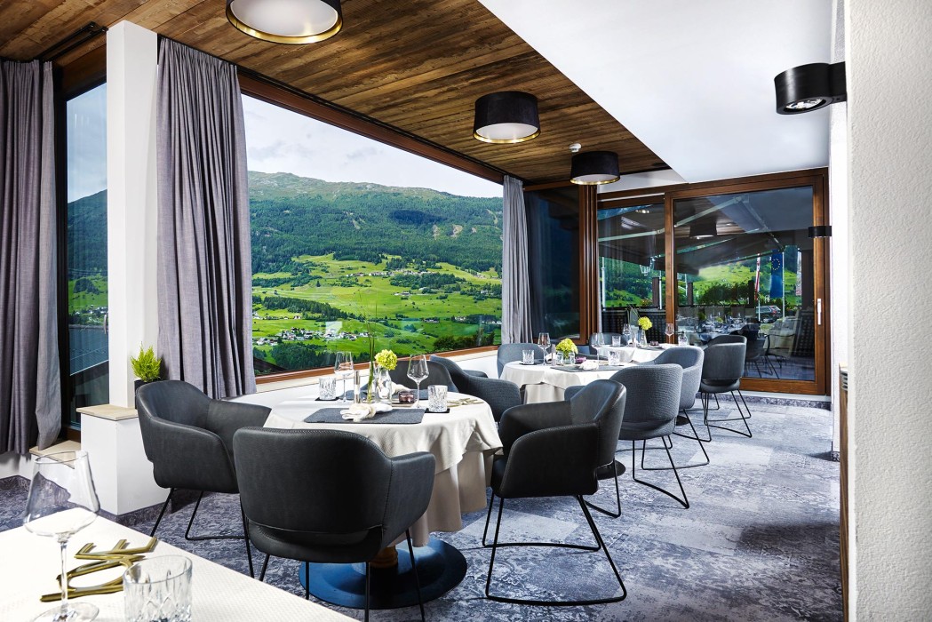 Bar et restaurant avec vue sur la montagne