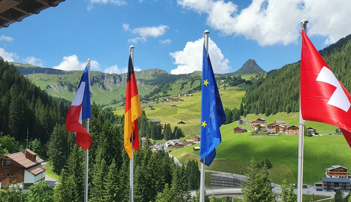 Alpenhotel-Mittagspitze_Damuels_Vue-montagnes-drapeaux