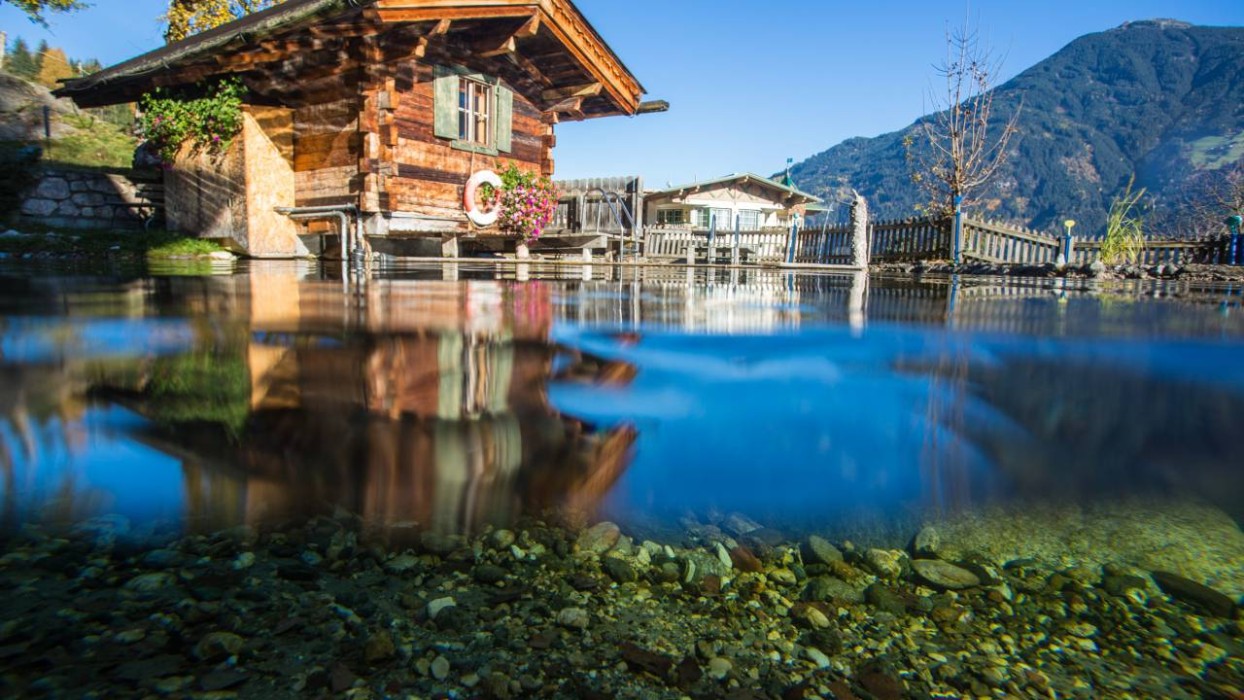Alpin-Family-Resort-Seetal_Zillertal_Spa_Piscine_Étang_Automne_2