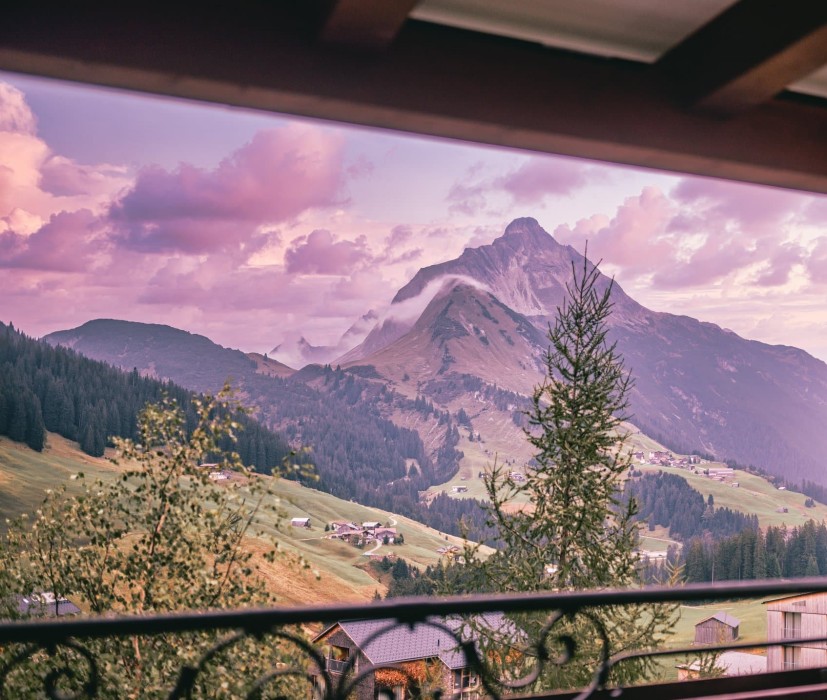 Chambre avec balcon et vue sur les montagnes