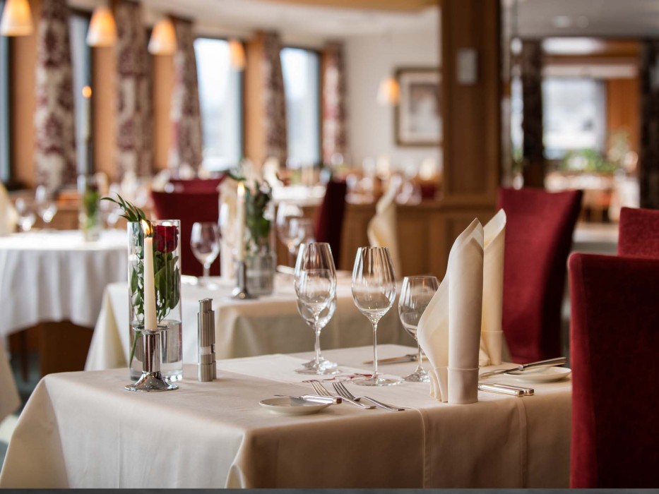 Romantik-Hôtel-du-Cheval-Blanc_Restaurant_Kaiserterrasse_c_Im-Weissen-Rössl-am-Wolfgangsee_3