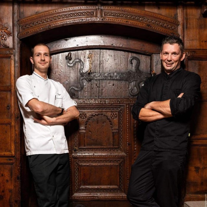 Hansi Treichl (à droite), chef cuisinier primé de 3 toques à l’hôtel Der Böglerhof