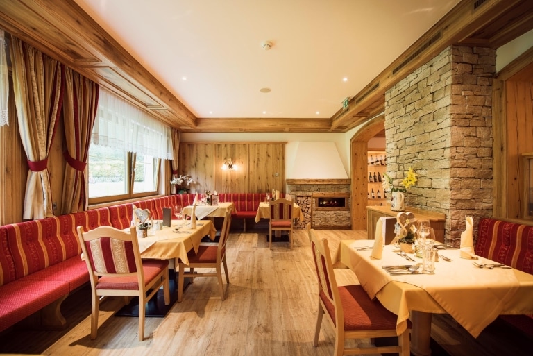 Salle de restaurant type "Stube" de l'Aktiv&Vitalhotel Bergcristall