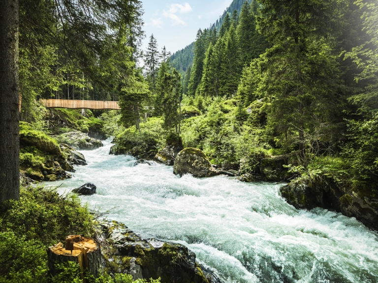 Chemin des eaux sauvages dans le vallée Stubai en Tyrol