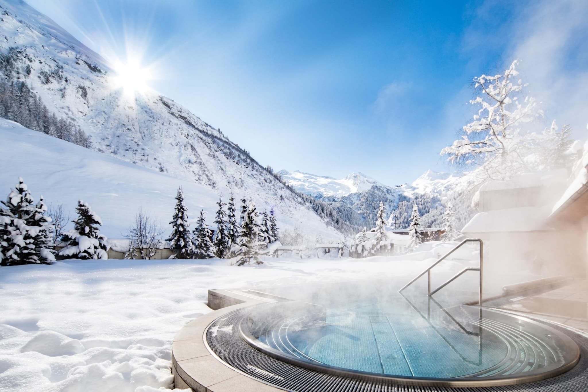 Jacuzzi extérieur panoramique à l'Hôtel Alpenhof Hintertux en hiver