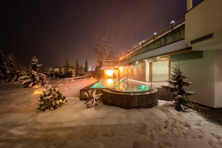 Jacuzzi exterieur de l'hôtel Alpenhof Hintertux en hiver