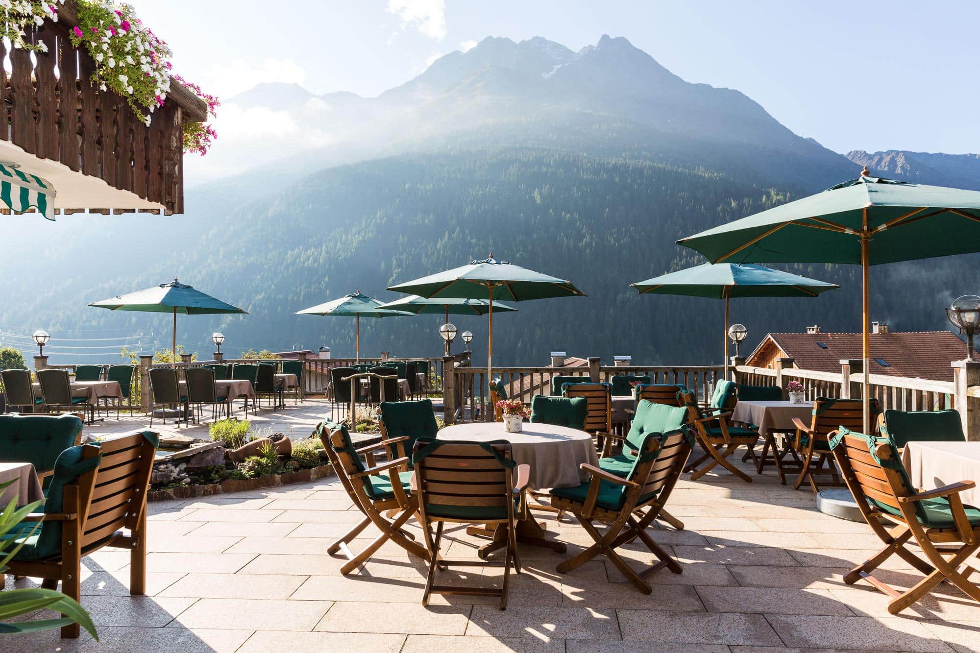 Terrasse ensoleillée de l'hôtel Gridlon Wellness am Arlberg