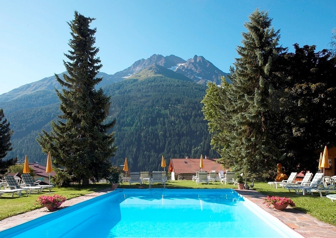 Piscine extérieure del'hôtel Gridlon Wellness am Arlberg
